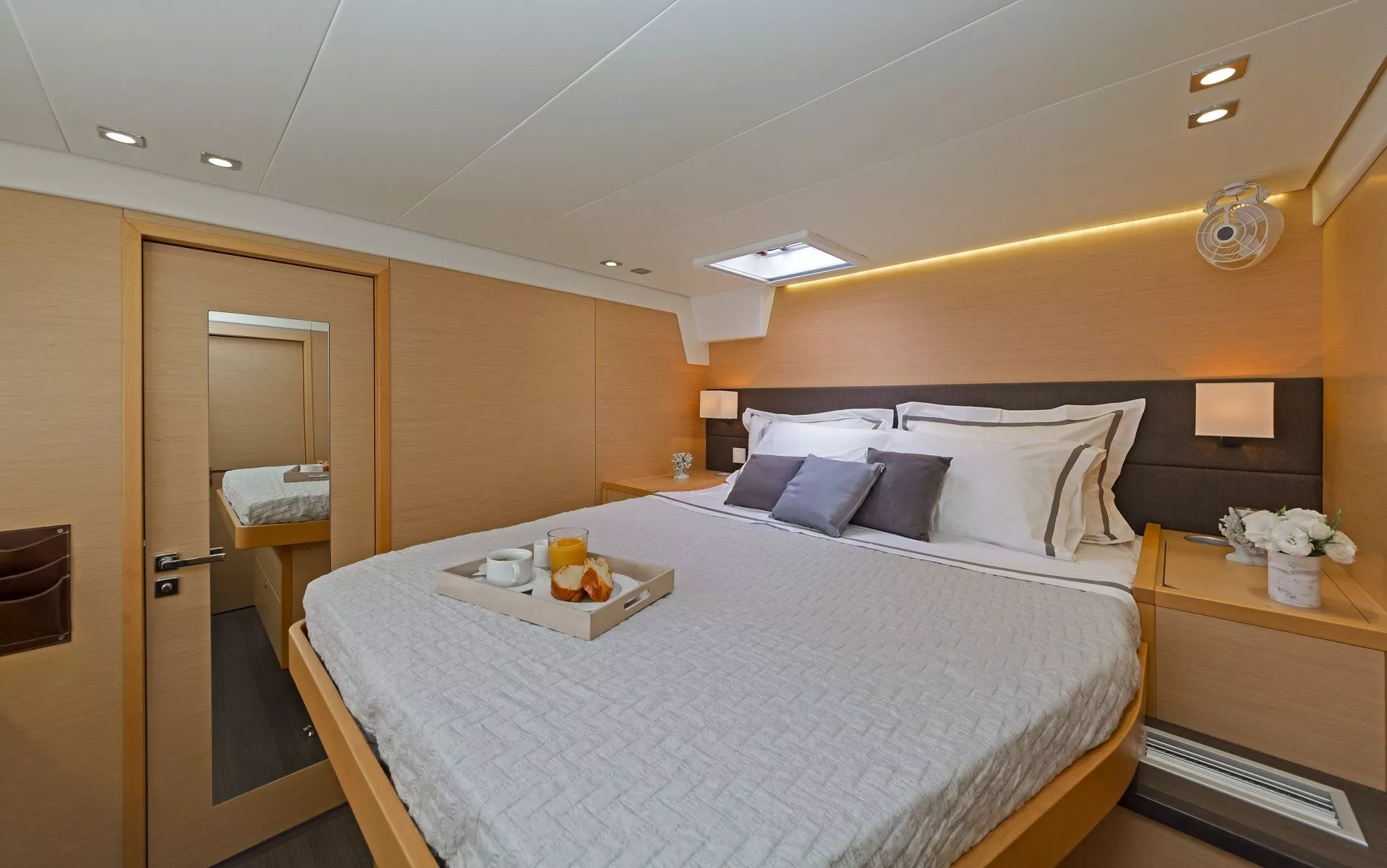 https://dev-api.arconyachts.com/storage/media/20247/conversions/827_3987153472-optimize.webp