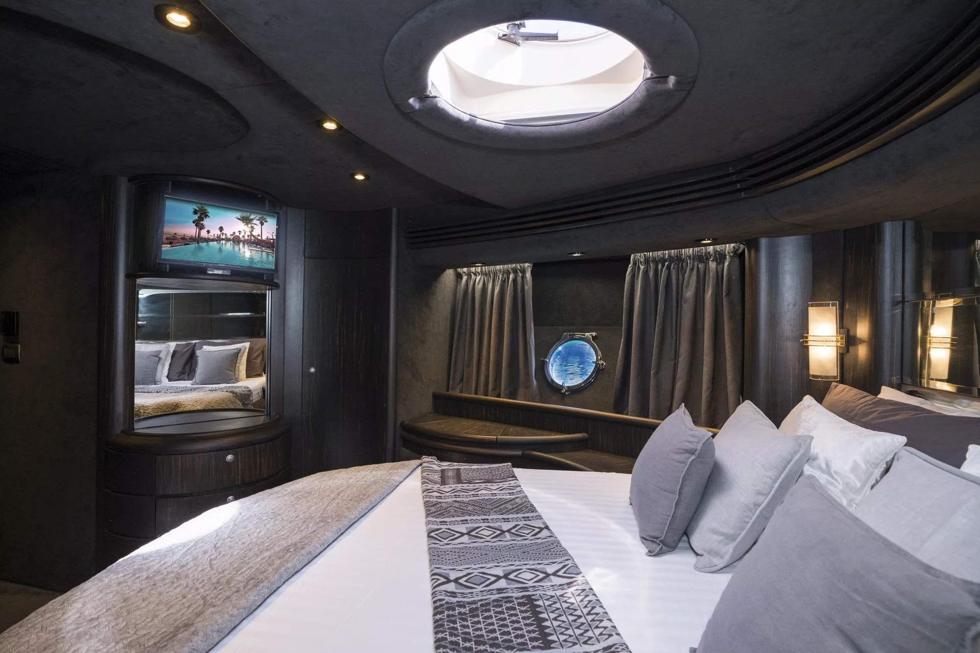 https://dev-api.arconyachts.com/storage/media/20304/conversions/823_9272125376-optimize.webp