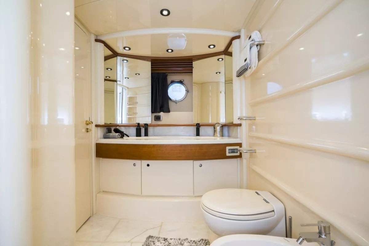 https://dev-api.arconyachts.com/storage/media/20305/conversions/823_5640289298-optimize.webp