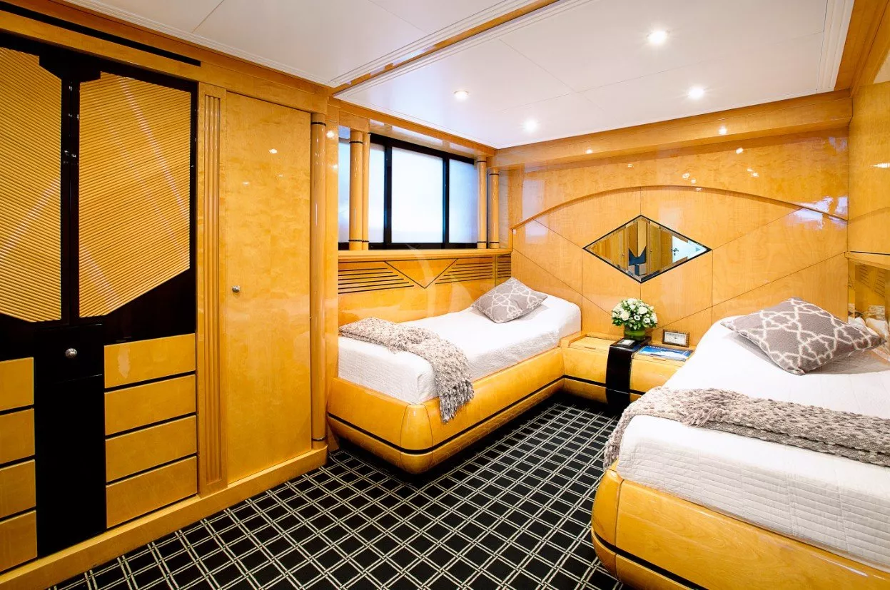https://dev-api.arconyachts.com/storage/media/20337/conversions/824_5785779222-optimize.webp