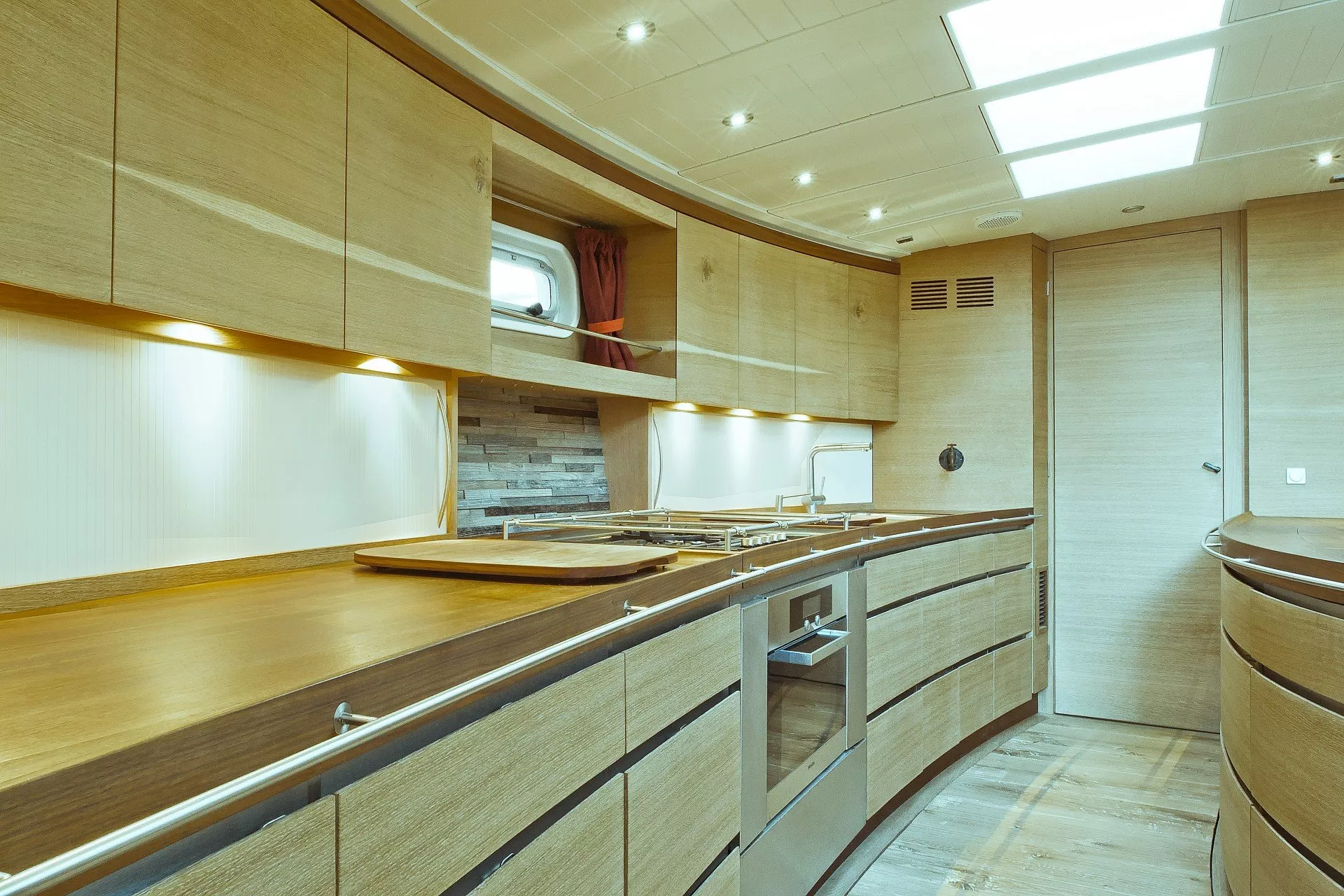 https://dev-api.arconyachts.com/storage/media/20367/conversions/820_3811922041-optimize.webp