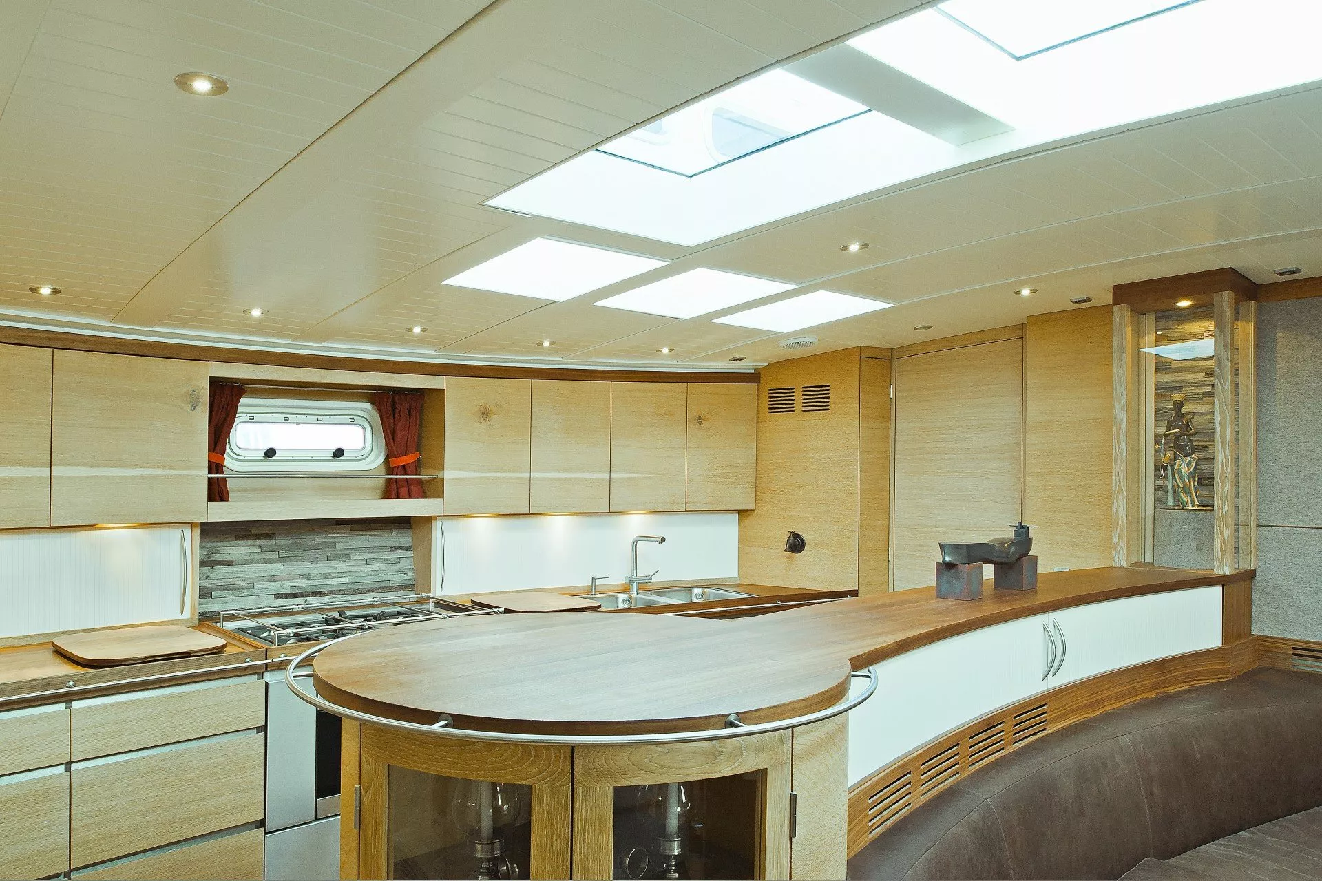 https://dev-api.arconyachts.com/storage/media/20368/conversions/820_5567748807-optimize.webp