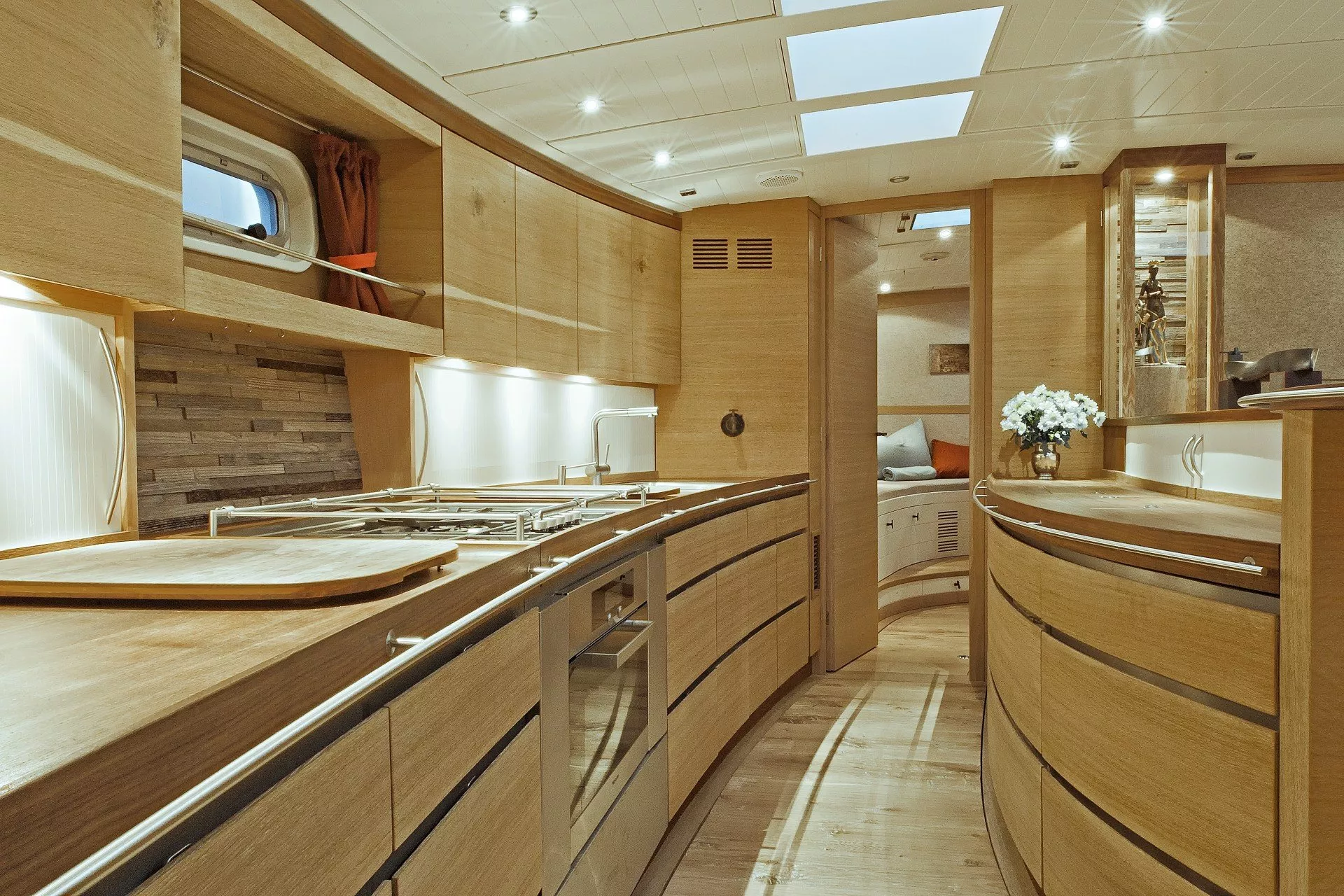 https://dev-api.arconyachts.com/storage/media/20369/conversions/820_7189942131-optimize.webp
