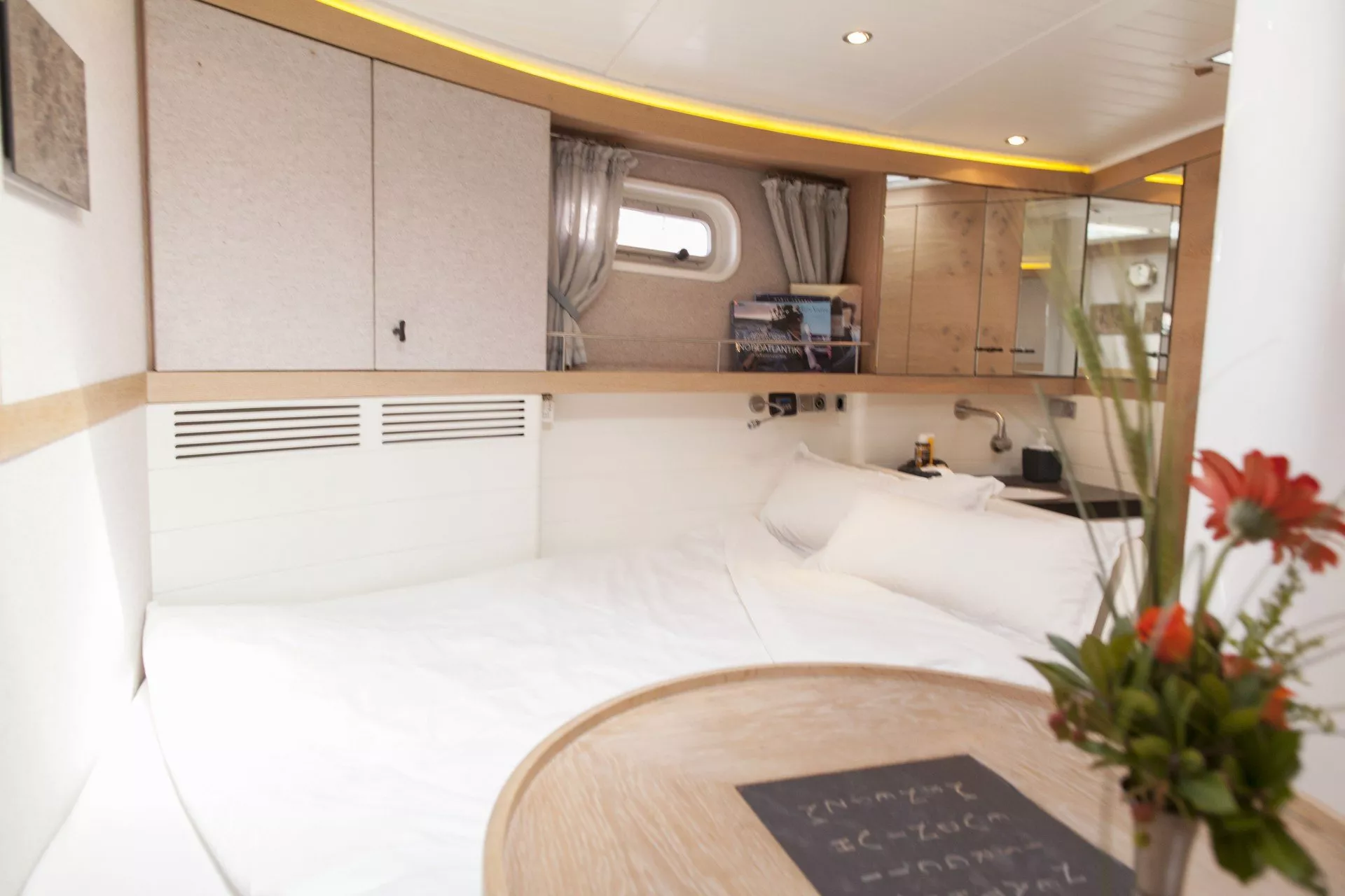 https://dev-api.arconyachts.com/storage/media/20378/conversions/820_4971689027-optimize.webp