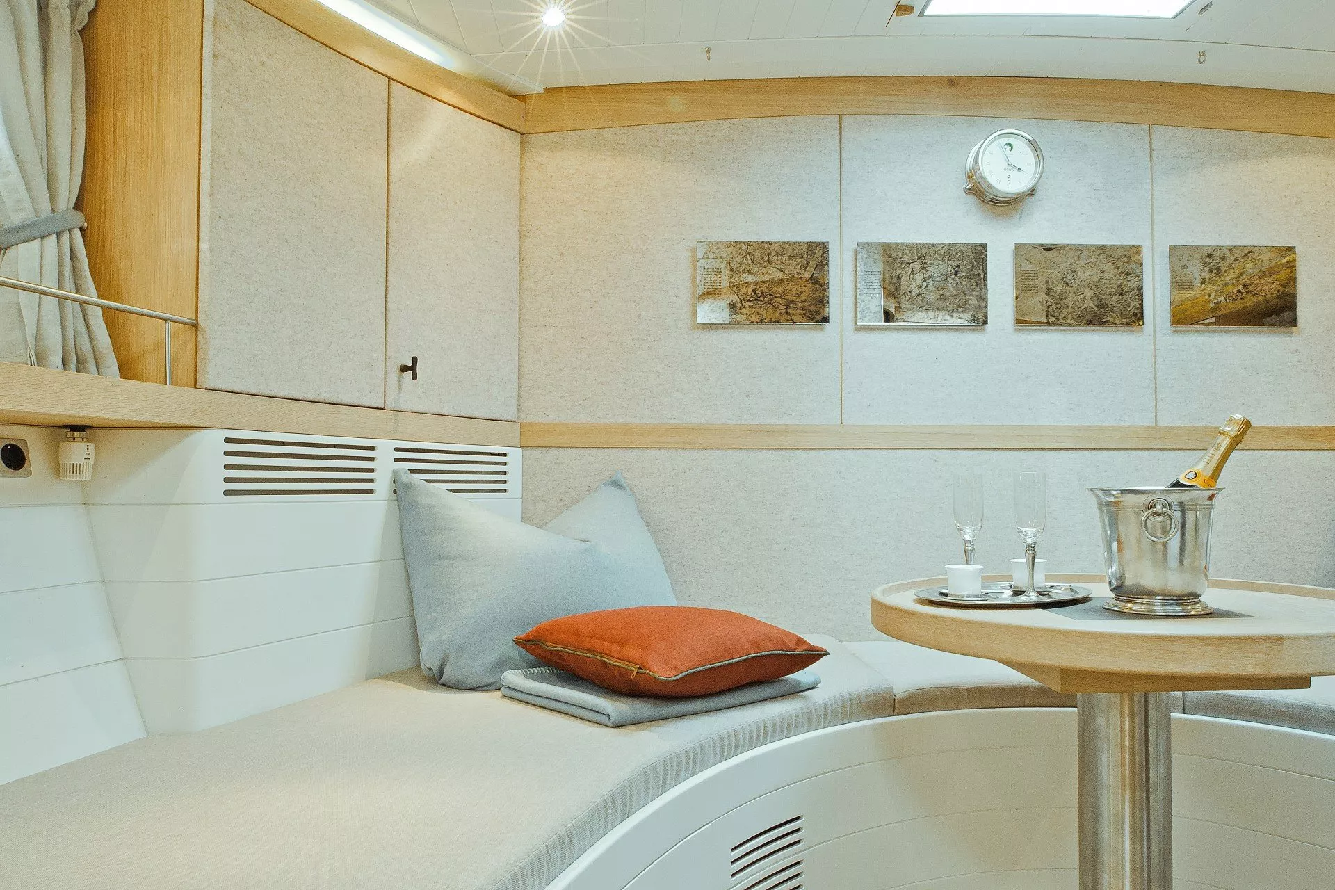https://dev-api.arconyachts.com/storage/media/20379/conversions/820_4230562654-optimize.webp