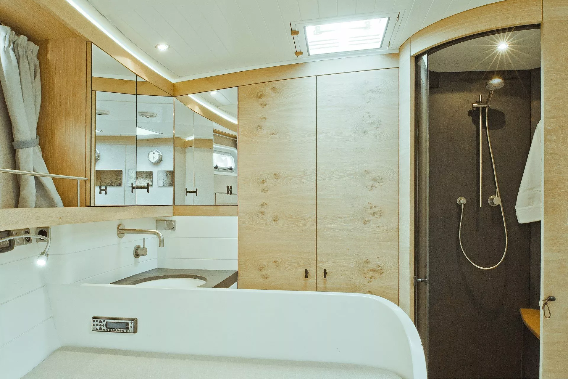 https://dev-api.arconyachts.com/storage/media/20380/conversions/820_8511866411-optimize.webp