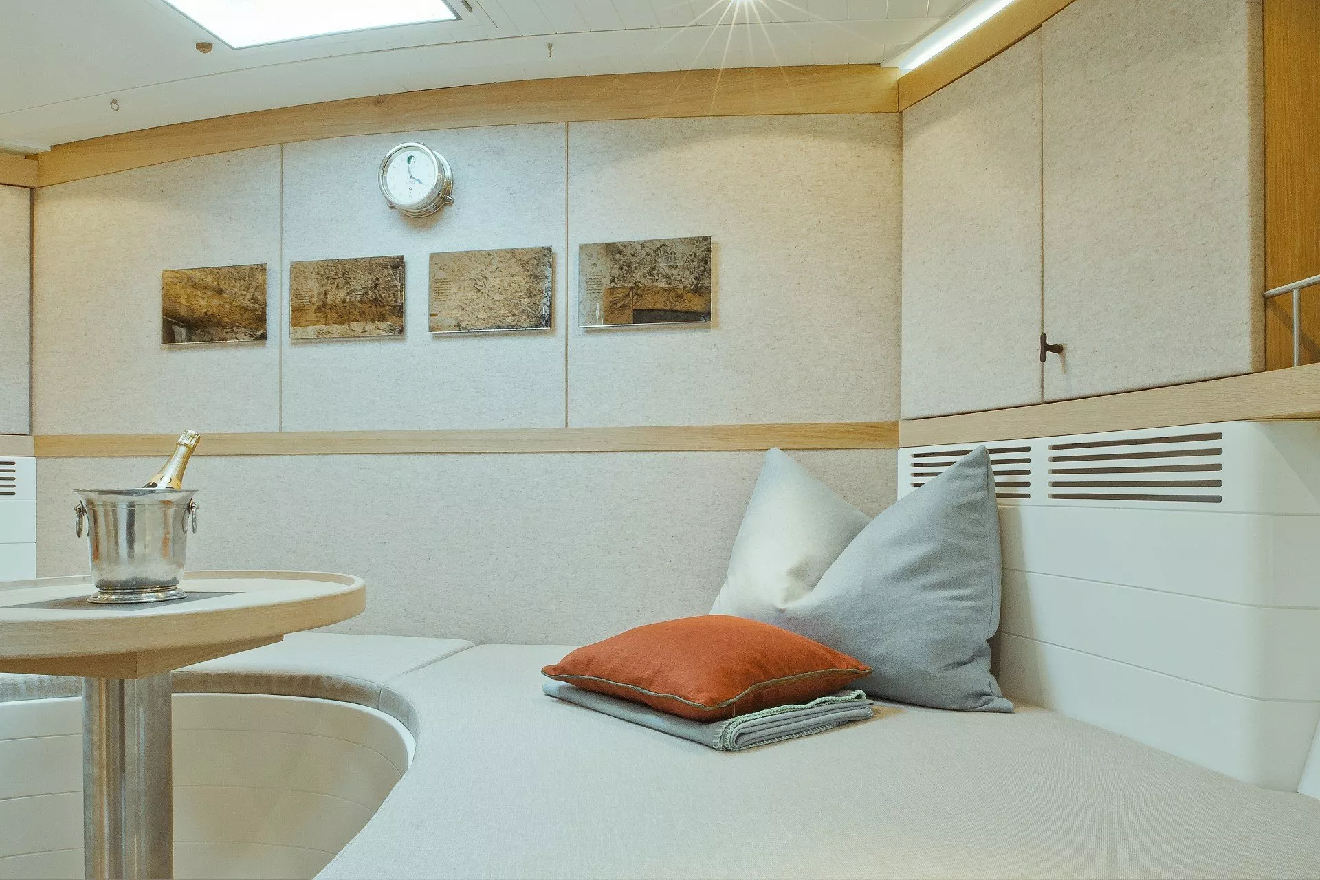 https://dev-api.arconyachts.com/storage/media/20381/conversions/820_6785149630-optimize.webp