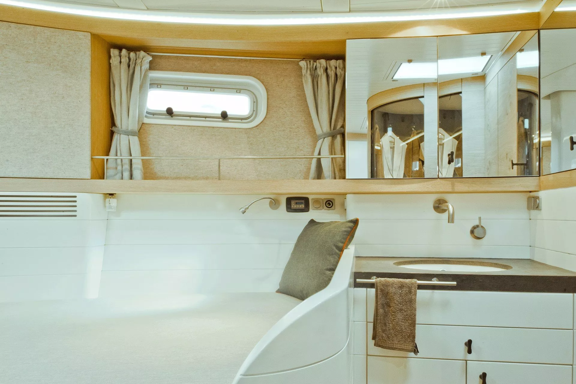 https://dev-api.arconyachts.com/storage/media/20382/conversions/820_6375364163-optimize.webp
