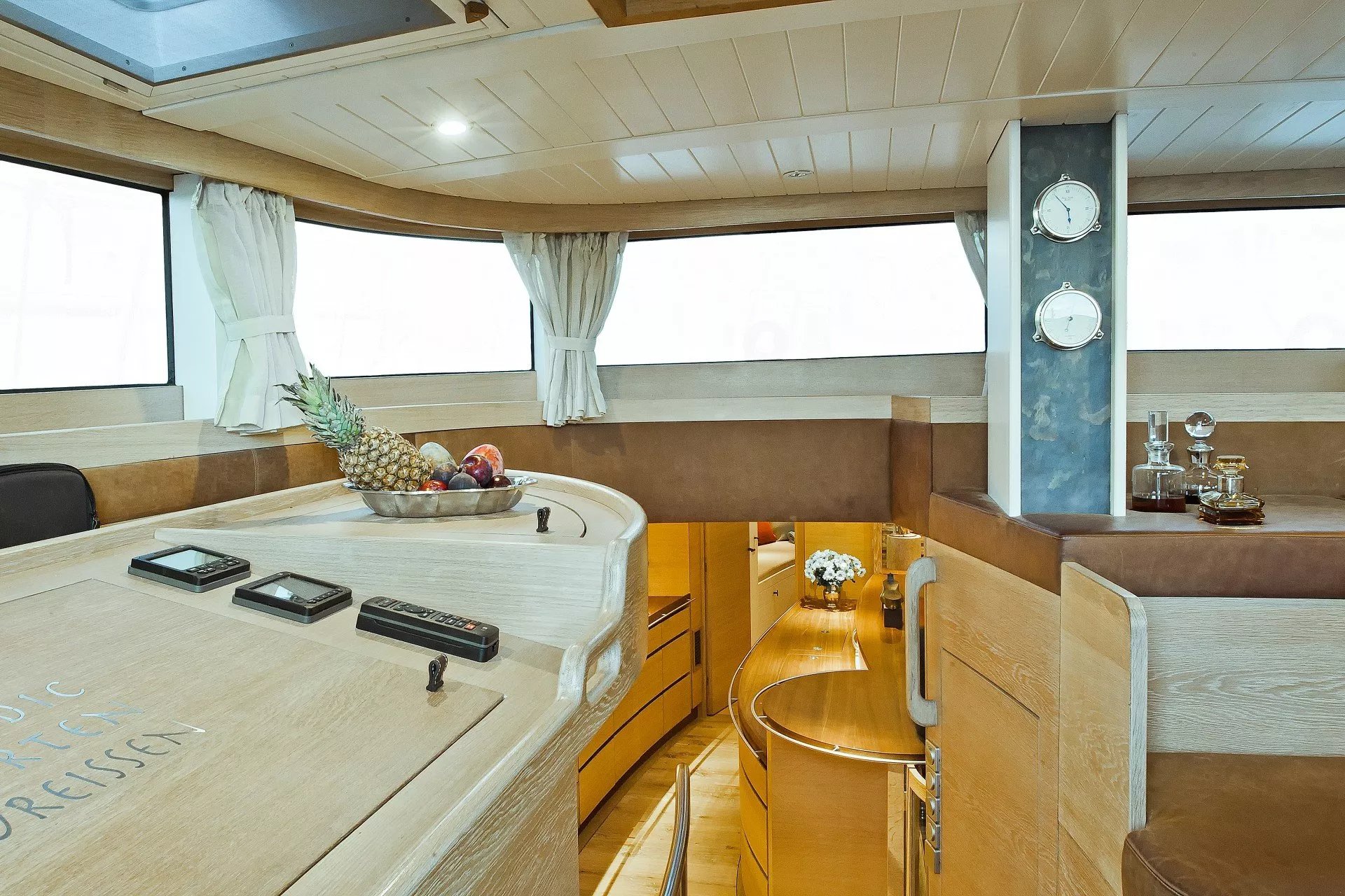 https://dev-api.arconyachts.com/storage/media/20384/conversions/820_2552438229-optimize.webp