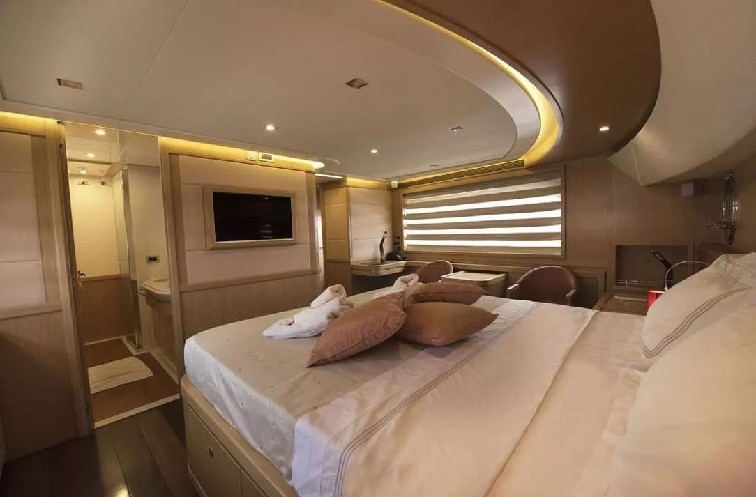 https://dev-api.arconyachts.com/storage/media/20405/conversions/818_0173373240-optimize.webp