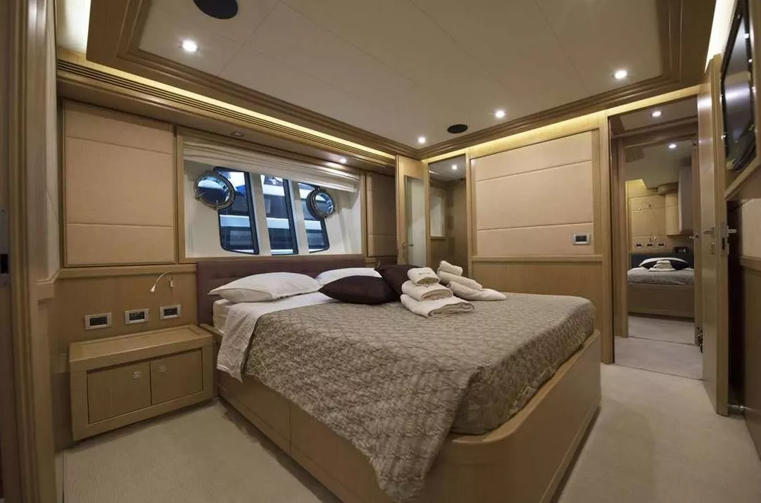 https://dev-api.arconyachts.com/storage/media/20406/conversions/818_3382267769-optimize.webp