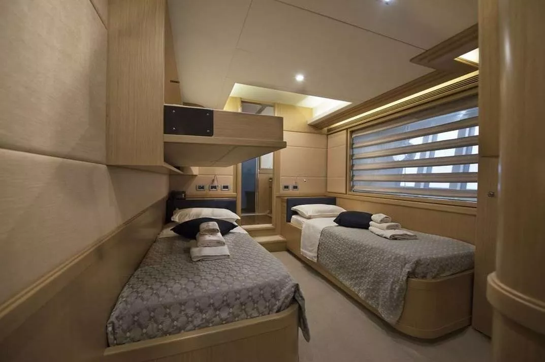 https://dev-api.arconyachts.com/storage/media/20407/conversions/818_7851162529-optimize.webp