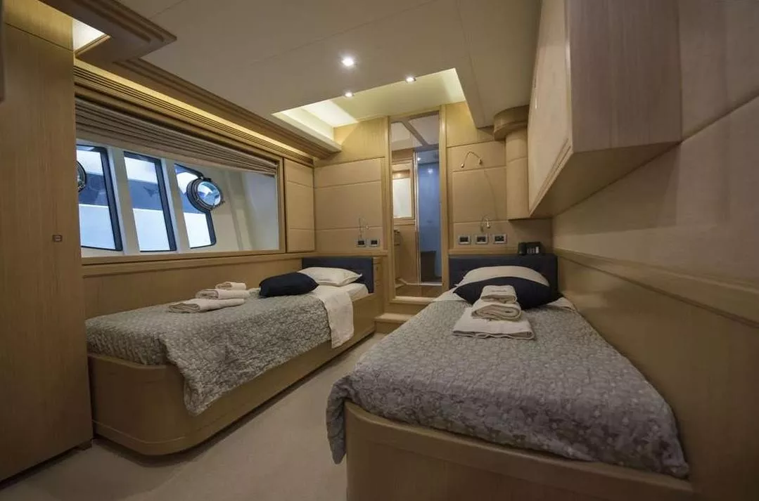https://dev-api.arconyachts.com/storage/media/20410/conversions/818_3023293787-optimize.webp