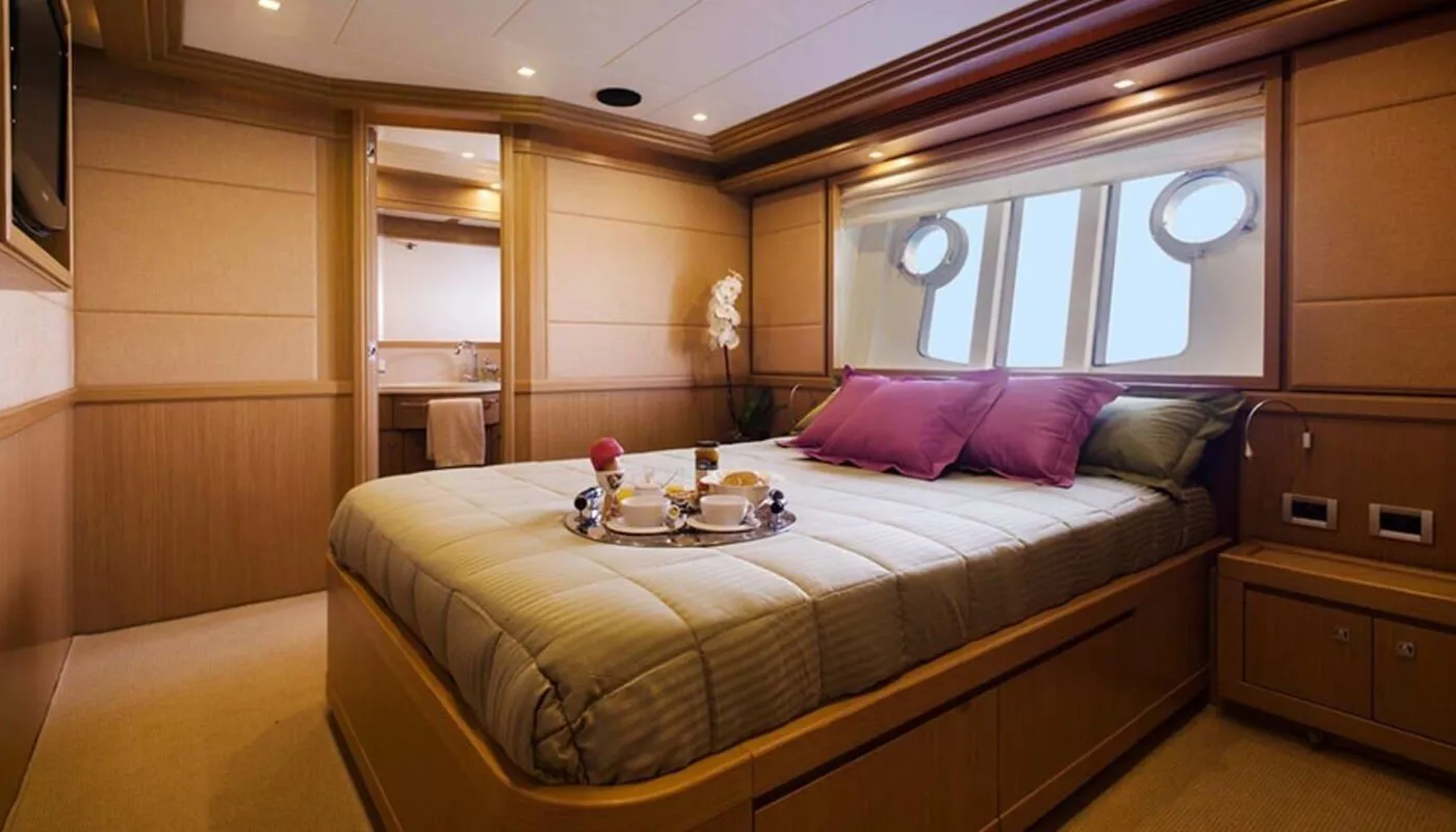 https://dev-api.arconyachts.com/storage/media/20422/conversions/818_4717878848-optimize.webp