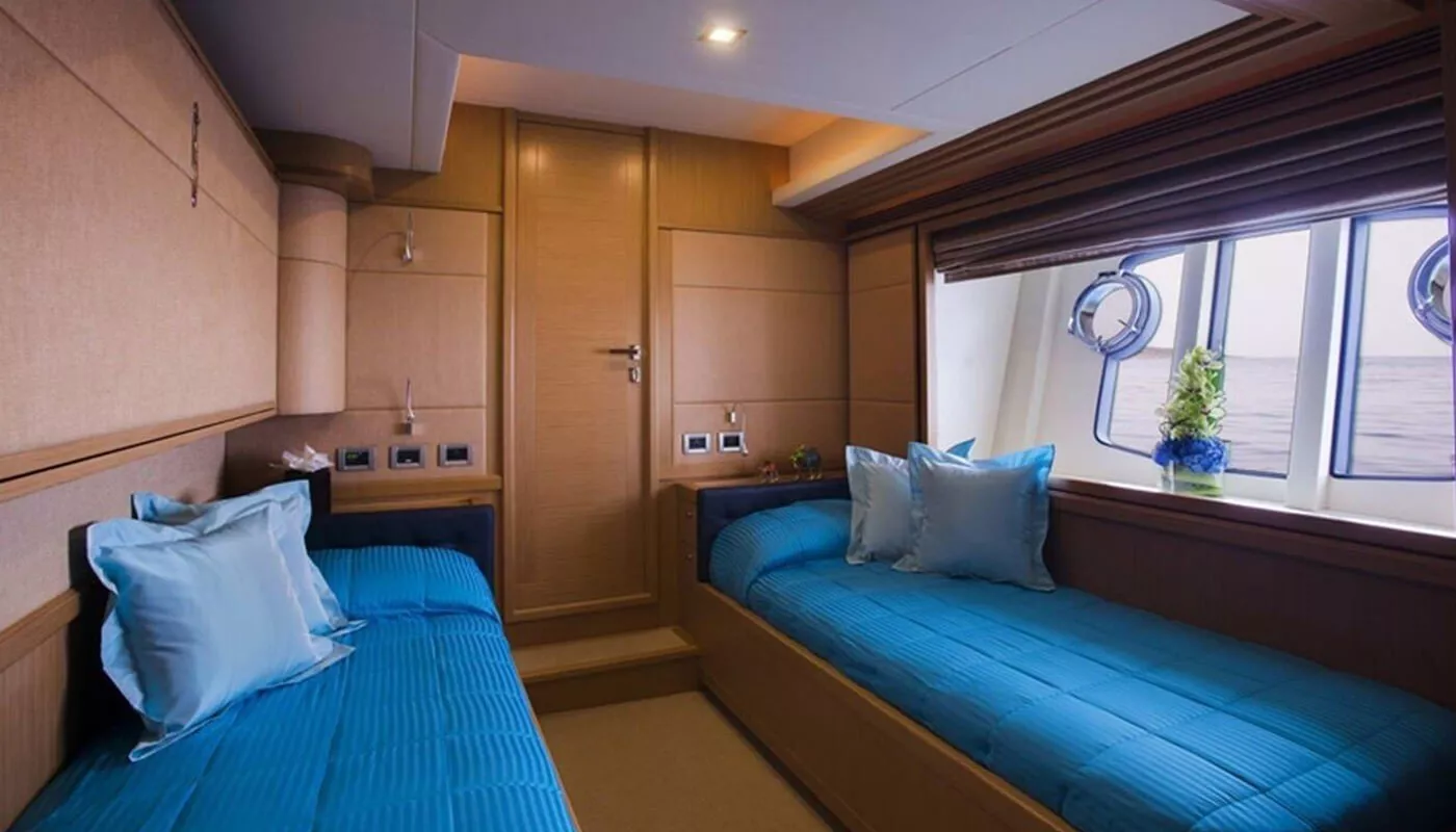 https://dev-api.arconyachts.com/storage/media/20423/conversions/818_9539627810-optimize.webp