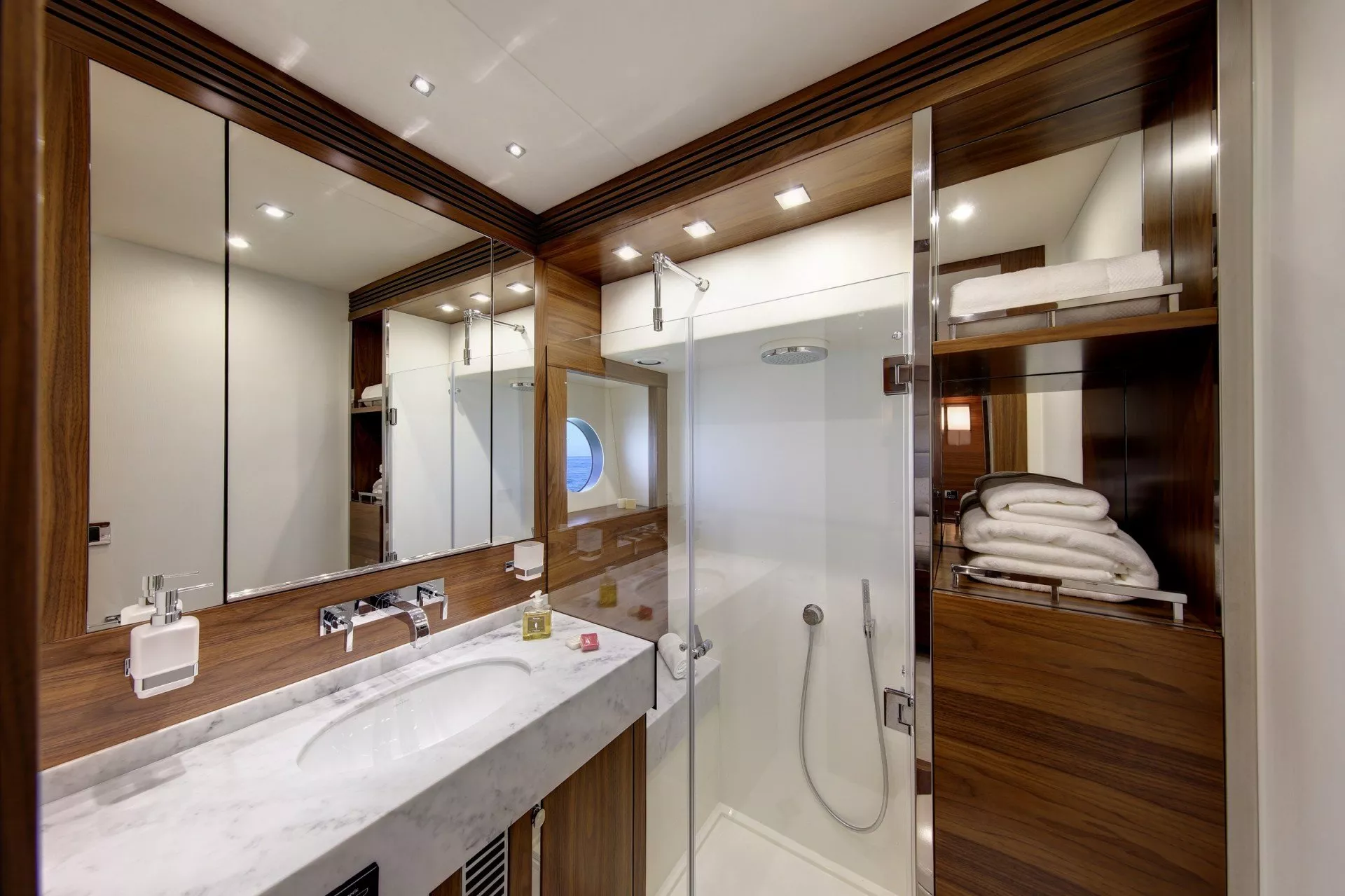 https://dev-api.arconyachts.com/storage/media/20520/conversions/815_4490615091-optimize.webp