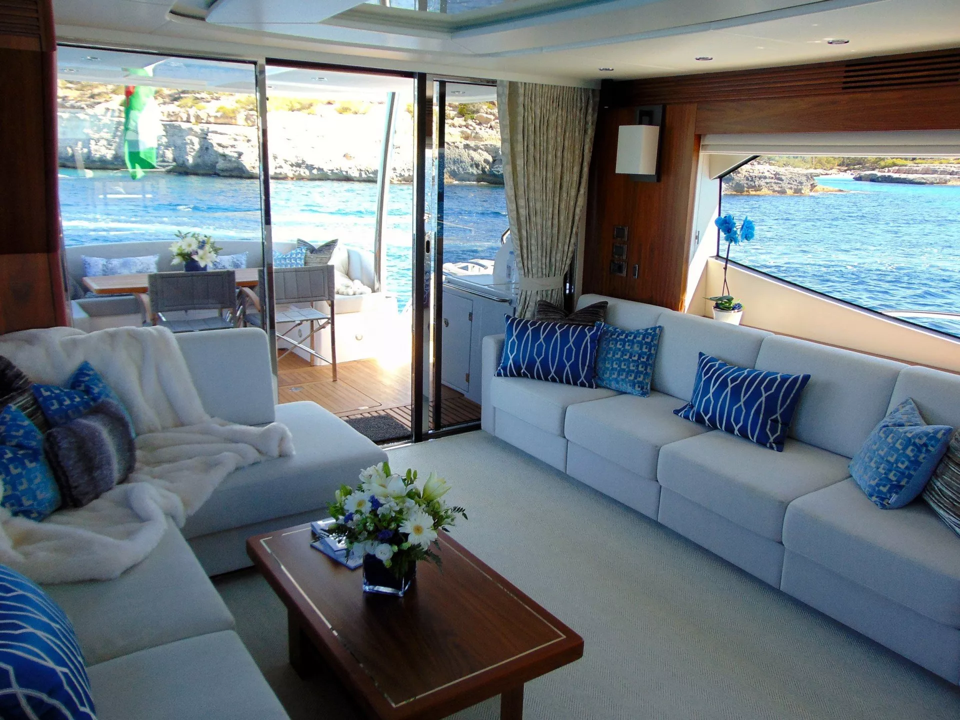 https://dev-api.arconyachts.com/storage/media/20535/conversions/814_0966578745-optimize.webp