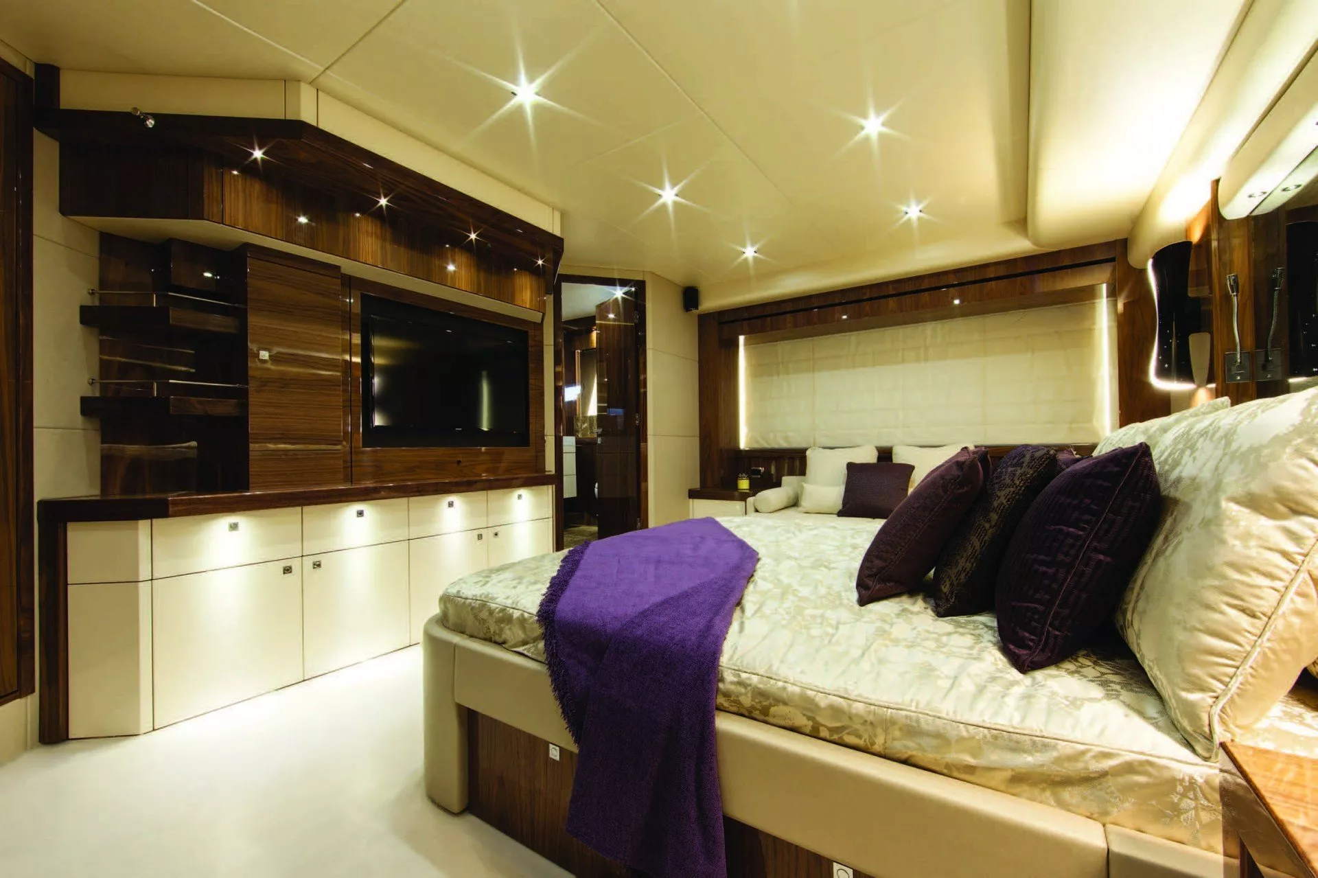 https://dev-api.arconyachts.com/storage/media/20585/conversions/811_3944035932-optimize.webp