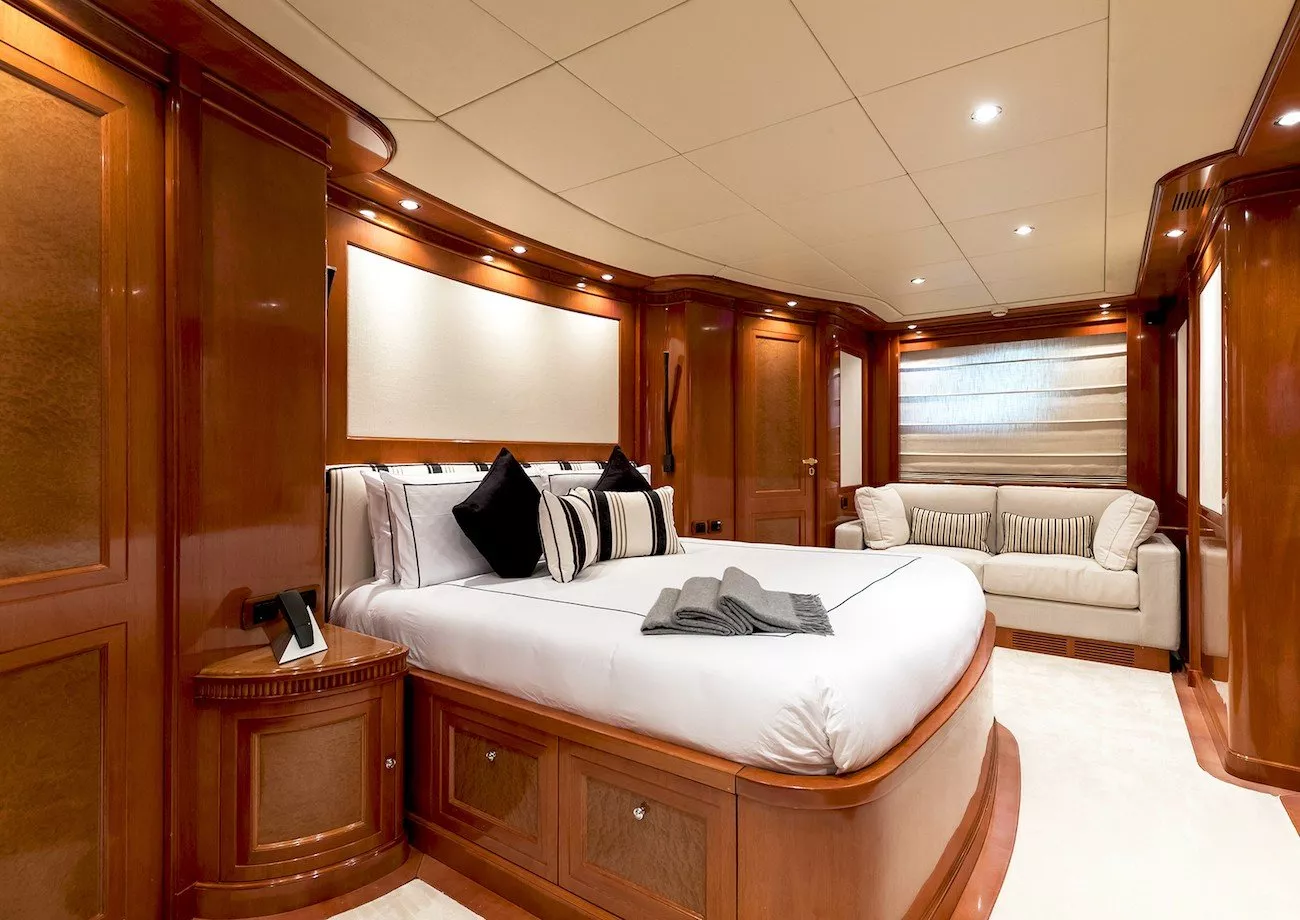 https://dev-api.arconyachts.com/storage/media/20652/conversions/808_7623255832-optimize.webp