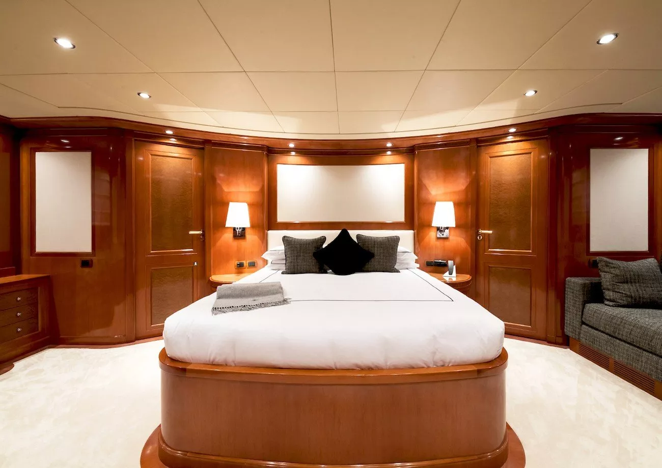https://dev-api.arconyachts.com/storage/media/20654/conversions/808_3112640833-optimize.webp