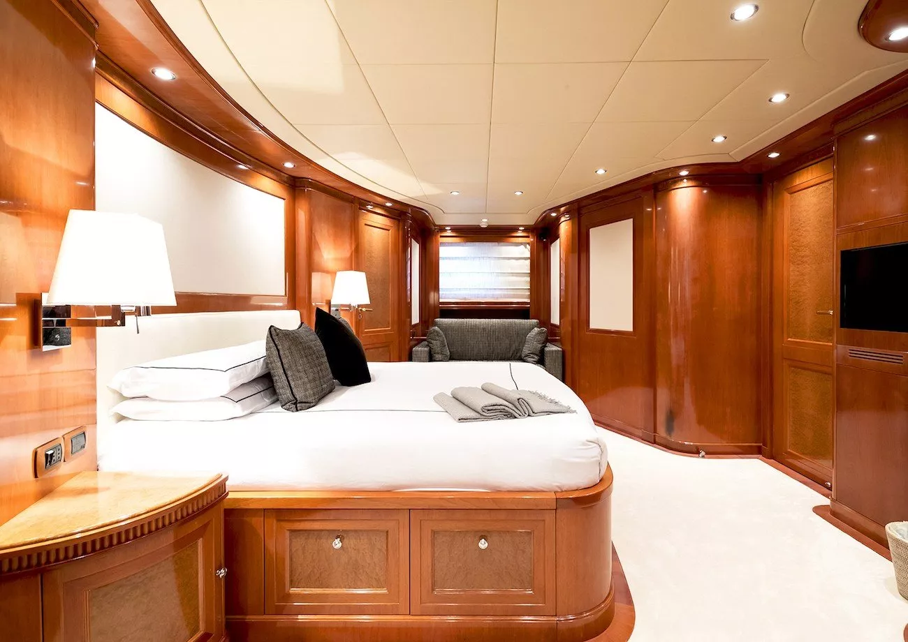 https://dev-api.arconyachts.com/storage/media/20655/conversions/808_4132637401-optimize.webp