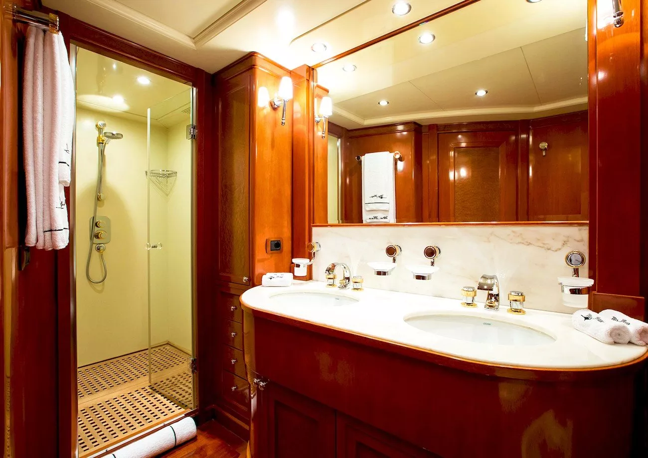 https://dev-api.arconyachts.com/storage/media/20656/conversions/808_3975676206-optimize.webp