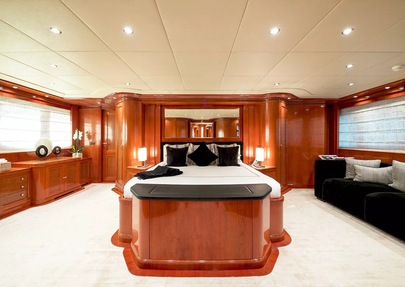 https://dev-api.arconyachts.com/storage/media/20658/conversions/808_5593636441-optimize.webp
