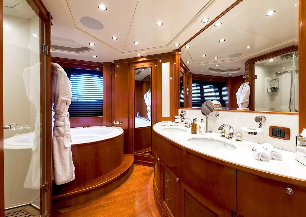https://dev-api.arconyachts.com/storage/media/20662/conversions/808_7198452199-optimize.webp