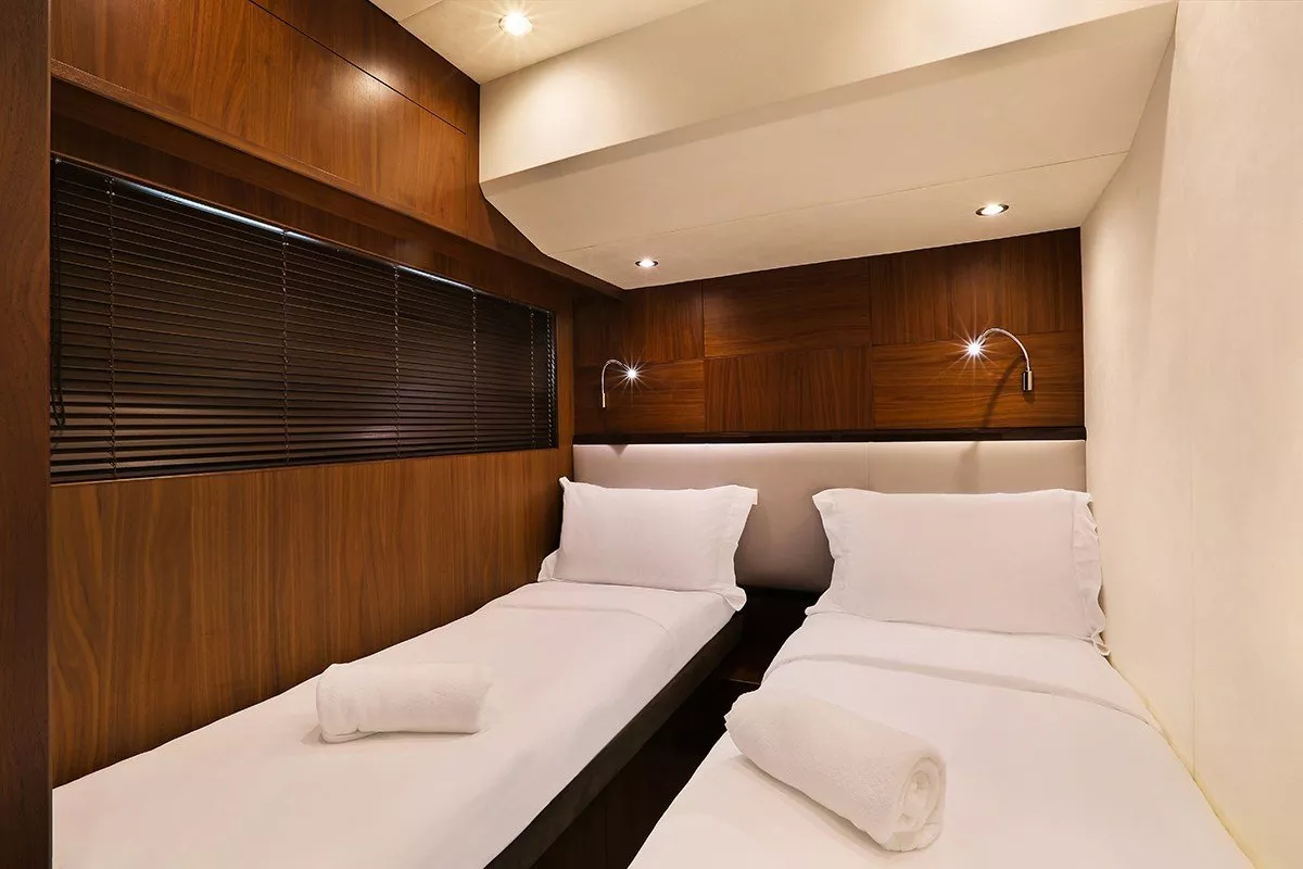 https://dev-api.arconyachts.com/storage/media/20727/conversions/805_1995078783-optimize.webp