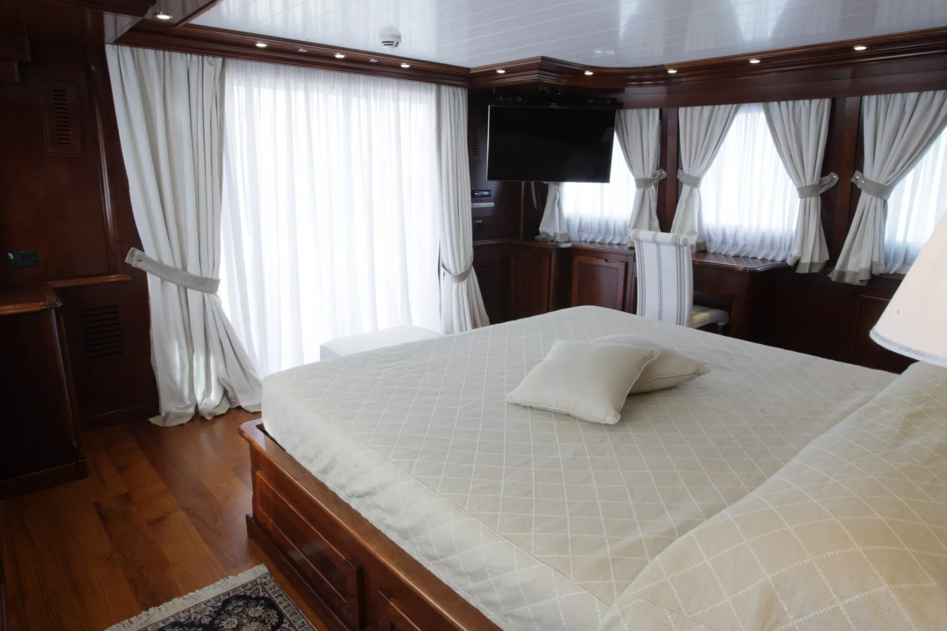 https://dev-api.arconyachts.com/storage/media/20734/conversions/804_2888558419-optimize.webp