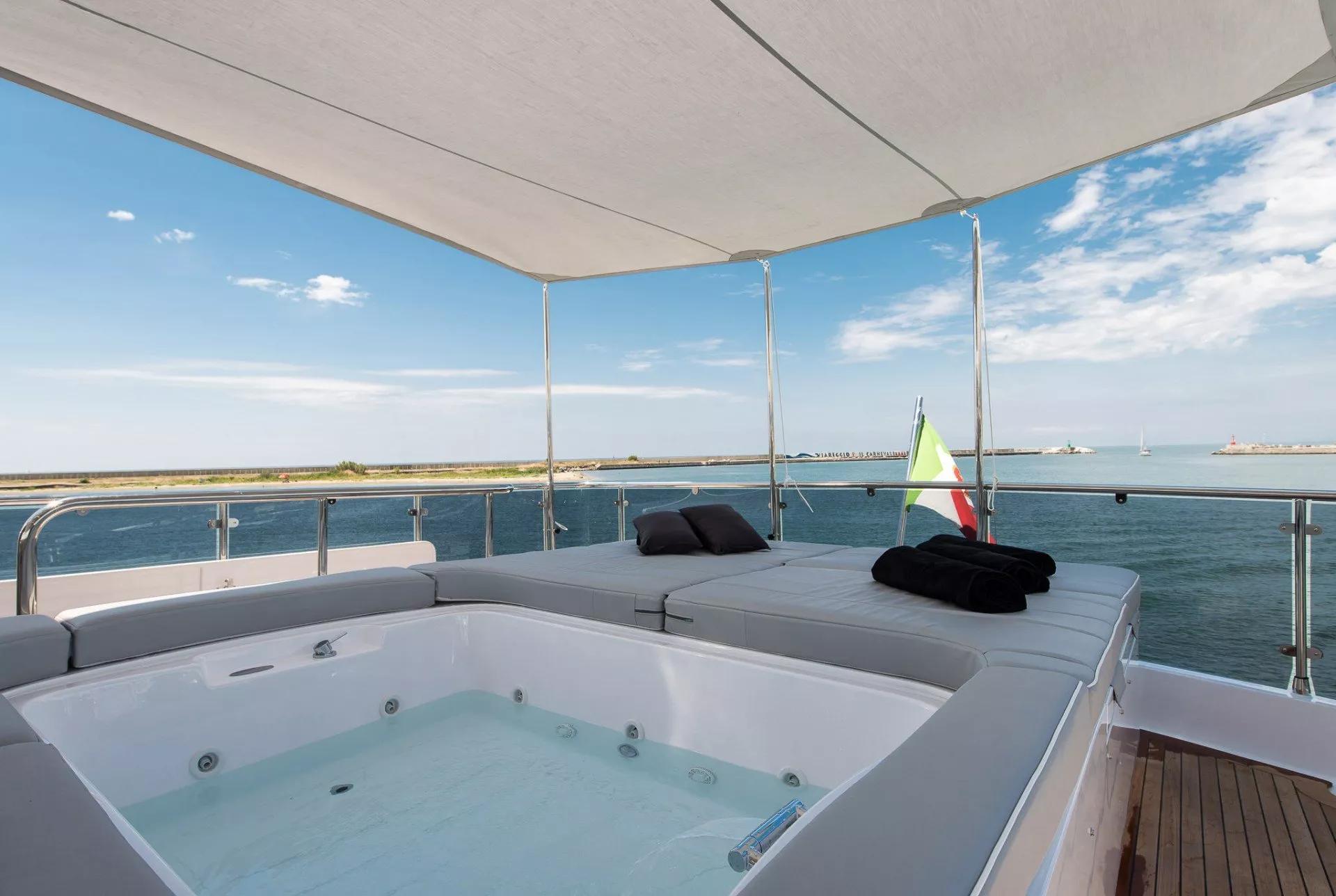 https://dev-api.arconyachts.com/storage/media/20750/conversions/803_7661633119-optimize.webp