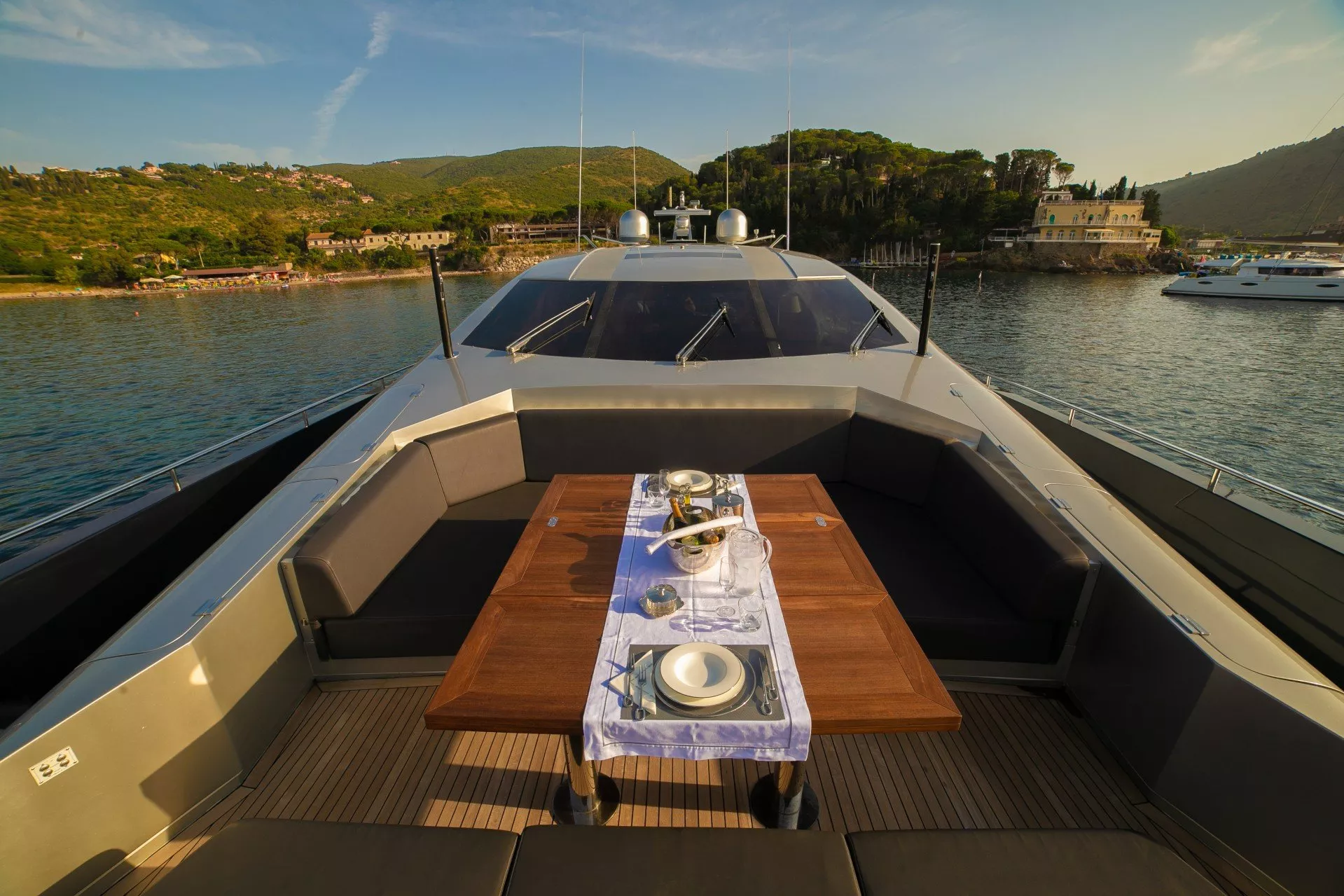 https://dev-api.arconyachts.com/storage/media/20796/conversions/80_0776673418-optimize.webp