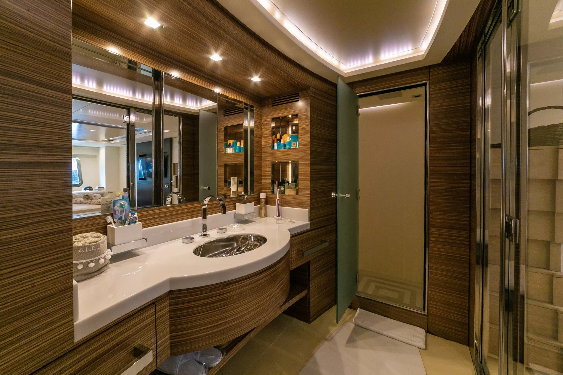 https://dev-api.arconyachts.com/storage/media/20803/conversions/80_4393949578-optimize.webp