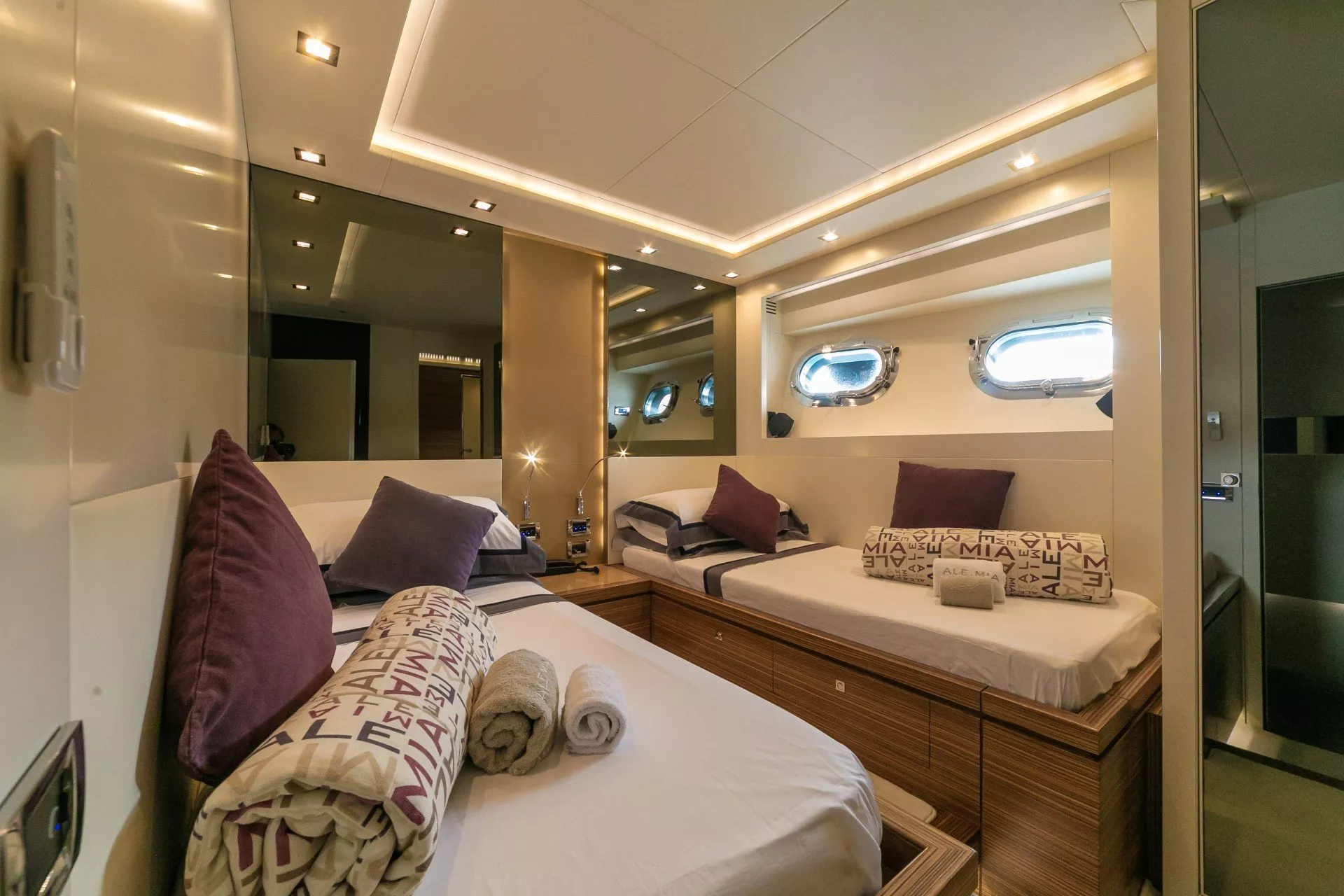 https://dev-api.arconyachts.com/storage/media/20810/conversions/80_2405584062-optimize.webp