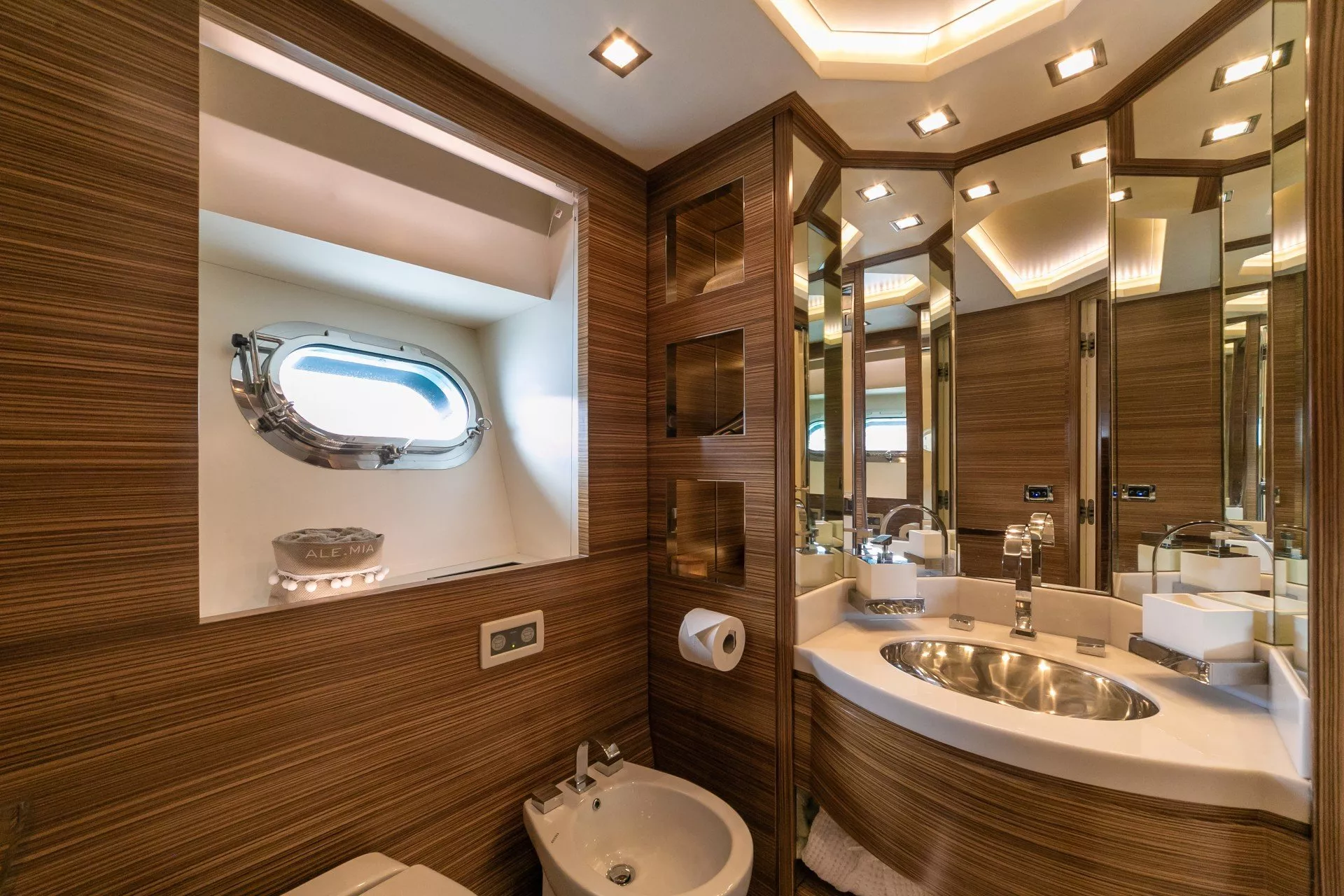 https://dev-api.arconyachts.com/storage/media/20813/conversions/80_5463175357-optimize.webp