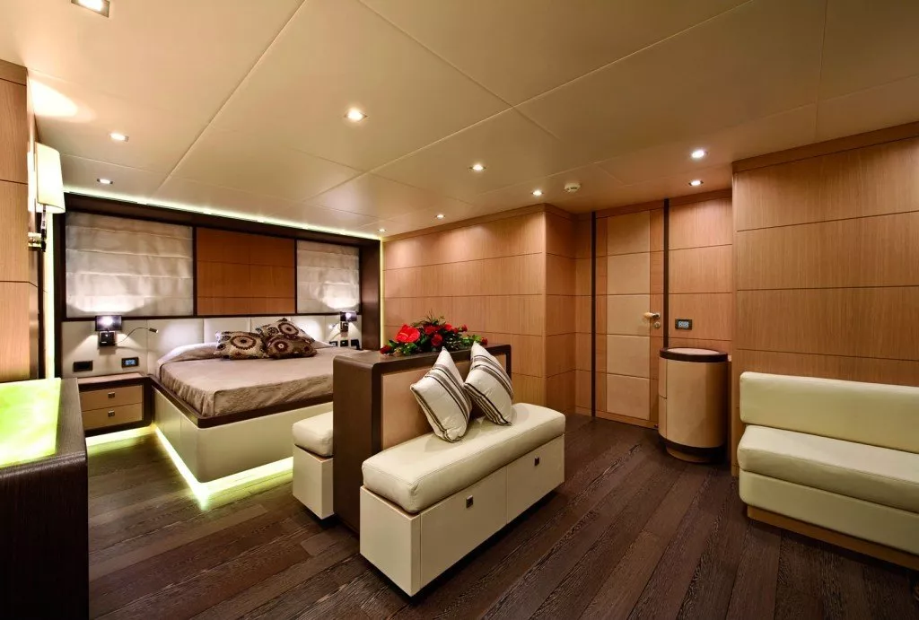 https://dev-api.arconyachts.com/storage/media/20819/conversions/800_6601640060-optimize.webp