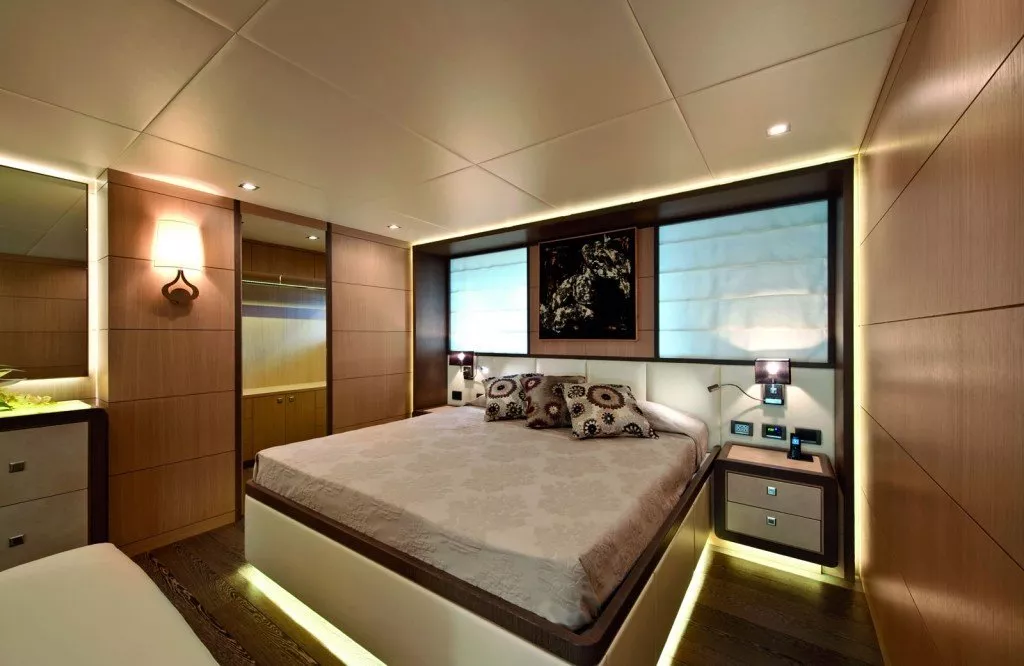 https://dev-api.arconyachts.com/storage/media/20821/conversions/800_8427723867-optimize.webp