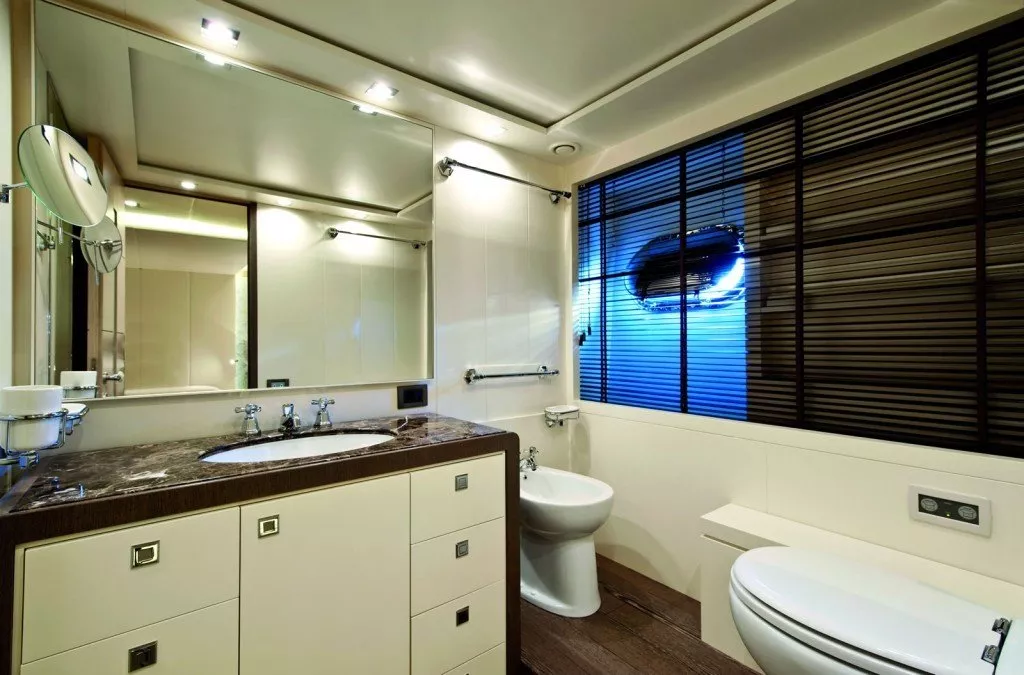 https://dev-api.arconyachts.com/storage/media/20822/conversions/800_6384321158-optimize.webp