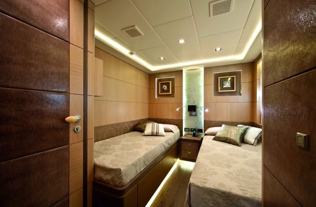 https://dev-api.arconyachts.com/storage/media/20823/conversions/800_4996954955-optimize.webp