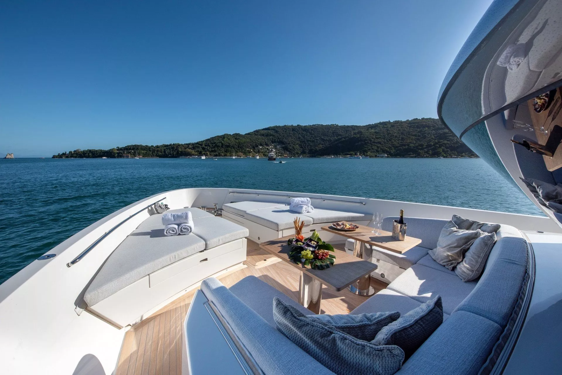 https://dev-api.arconyachts.com/storage/media/20903/conversions/795_7514450250-optimize.webp