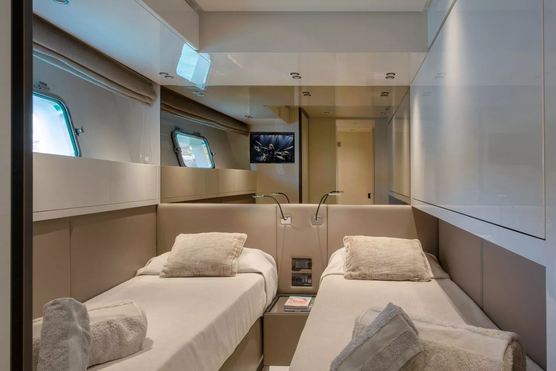 https://dev-api.arconyachts.com/storage/media/20917/conversions/795_2847569752-optimize.webp