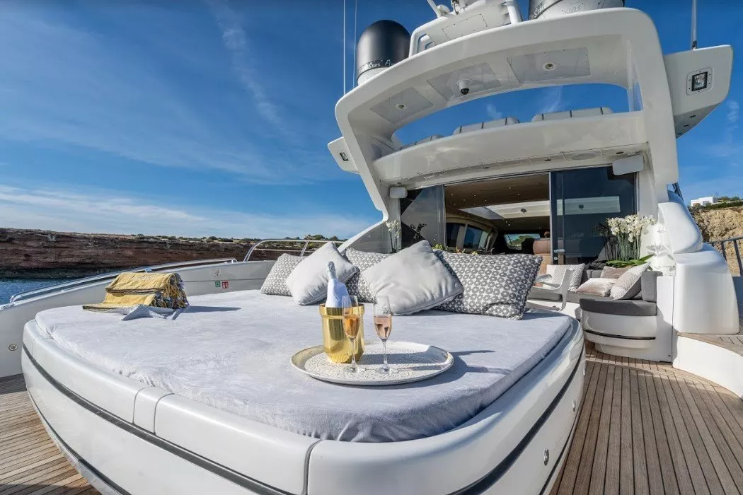 https://dev-api.arconyachts.com/storage/media/20927/conversions/794_7629384685-optimize.webp