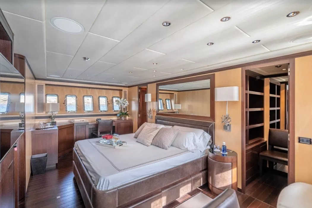 https://dev-api.arconyachts.com/storage/media/20937/conversions/794_9639744311-optimize.webp