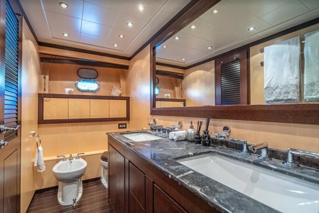 https://dev-api.arconyachts.com/storage/media/20939/conversions/794_3291667094-optimize.webp