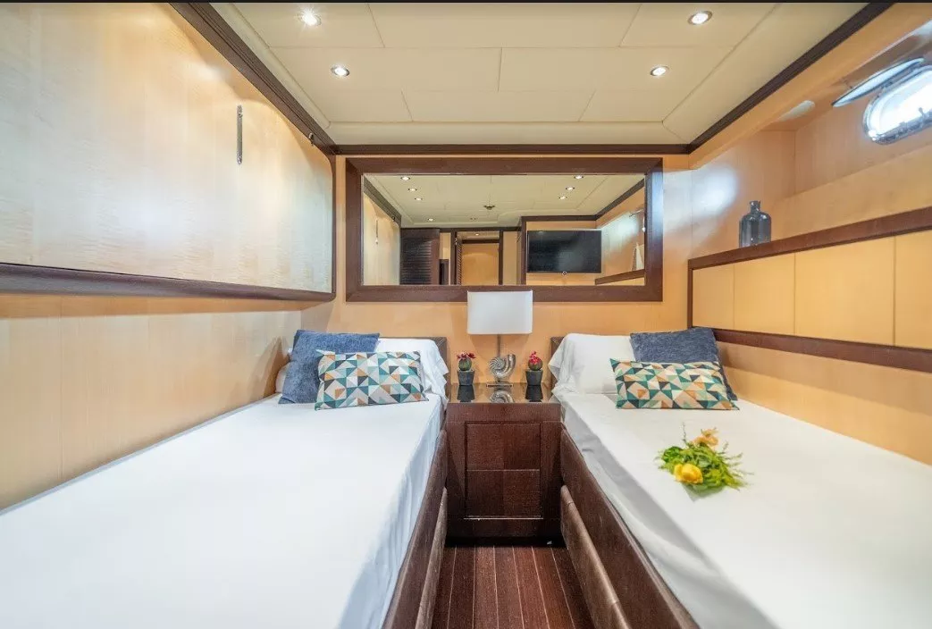 https://dev-api.arconyachts.com/storage/media/20945/conversions/794_6882086642-optimize.webp