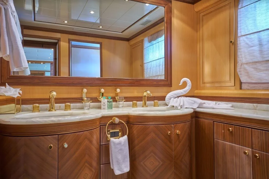 https://dev-api.arconyachts.com/storage/media/20975/conversions/792_2723330695-optimize.webp
