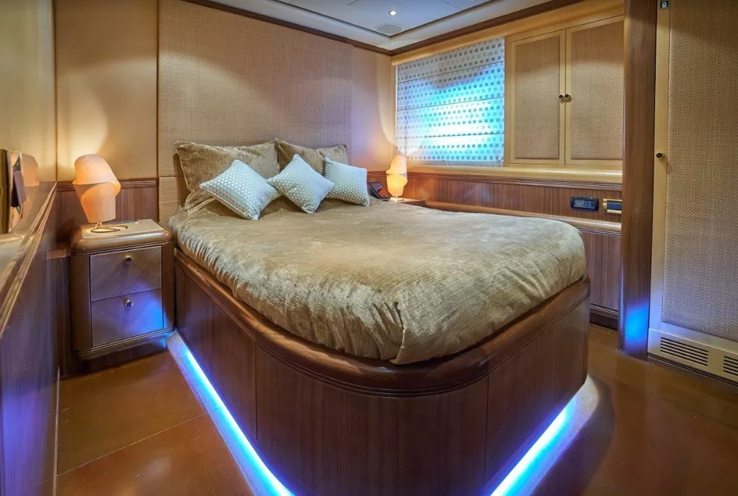 https://dev-api.arconyachts.com/storage/media/20977/conversions/792_4835018725-optimize.webp