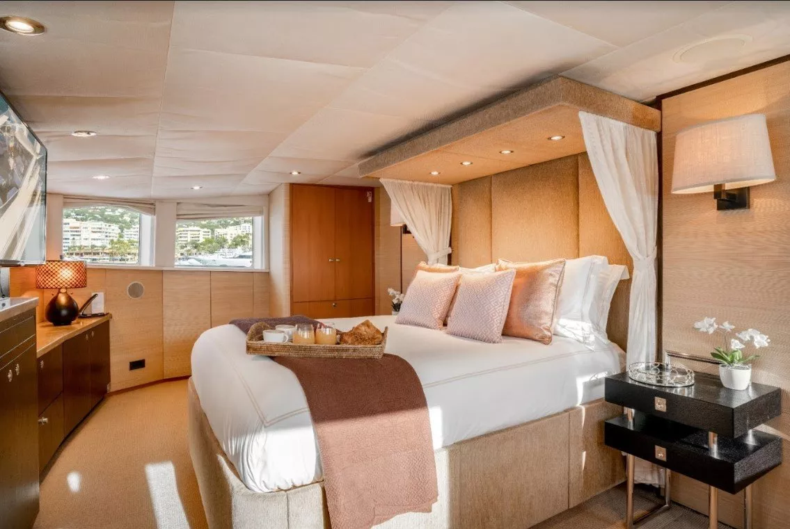 https://dev-api.arconyachts.com/storage/media/20991/conversions/791_0907167672-optimize.webp