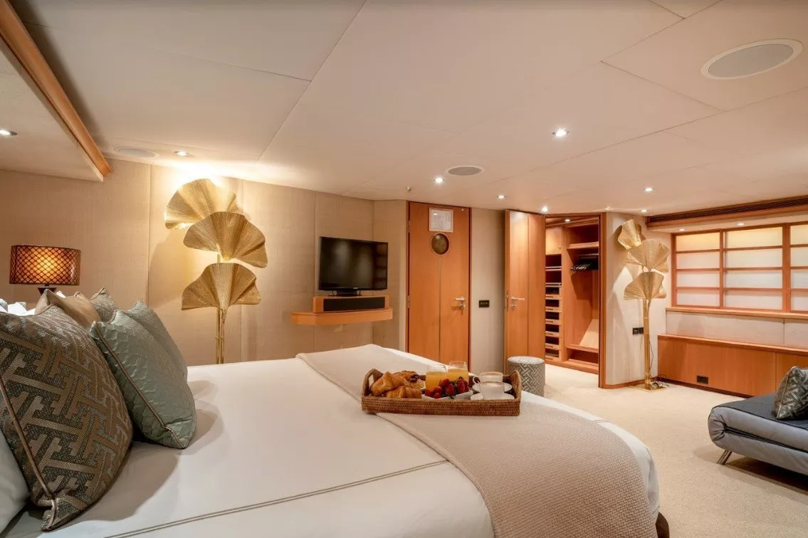 https://dev-api.arconyachts.com/storage/media/20998/conversions/791_3187278448-optimize.webp