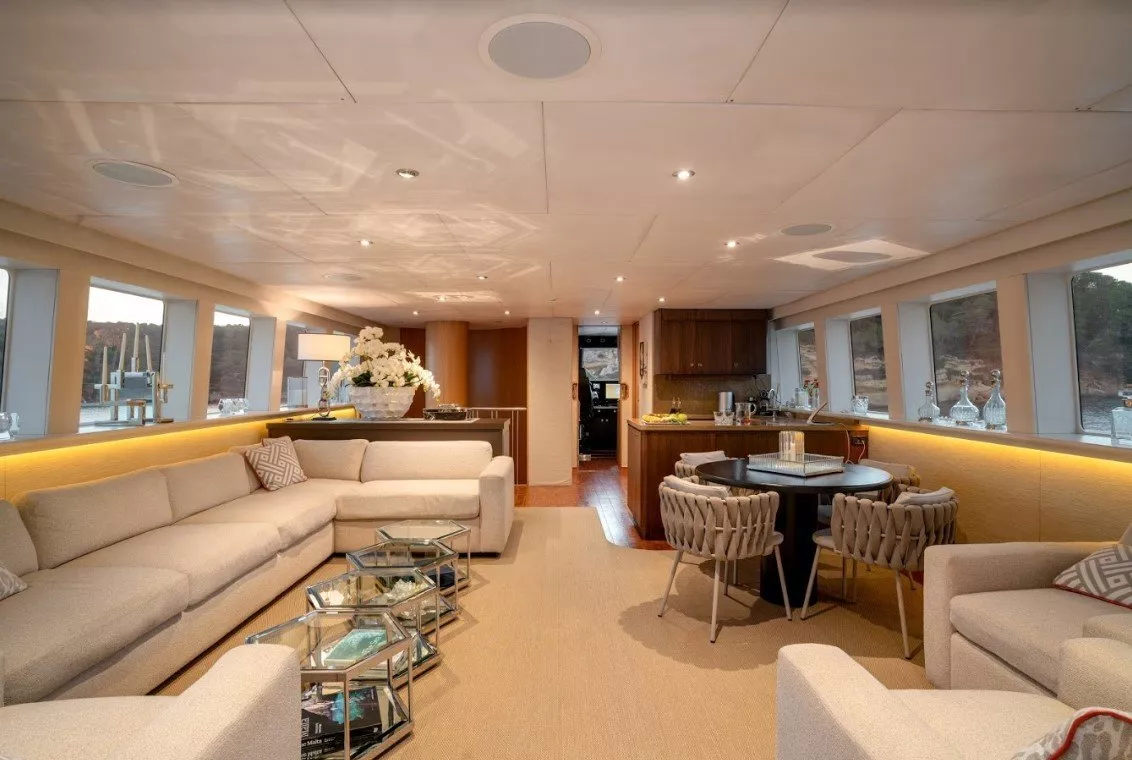 https://dev-api.arconyachts.com/storage/media/21001/conversions/791_2448809226-optimize.webp